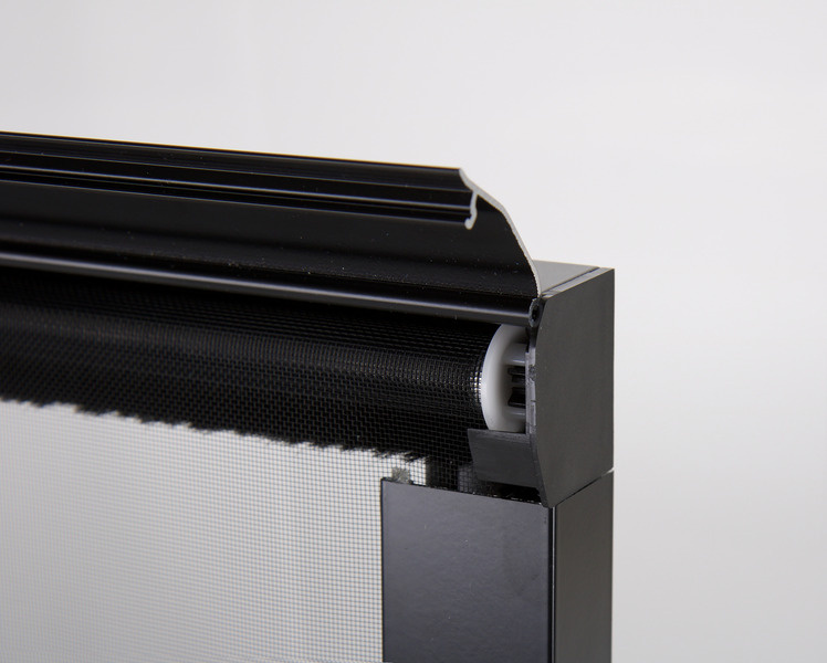 Roleta zatemňovací s moskytiérou UniFrame matná černá 700 × 300 mm, univerzální vnitřní hliníkový rám, plisované zatemnění a ochrana proti hmyzu pro okna obytných aut a karavanů, skryté šrouby, distanční profily 318210